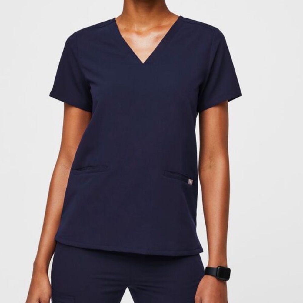 FIGS Casma Three Pocket Scrub Top in Navy